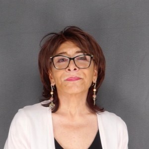 70-летняя женщина после подтяжки лица и шеи, вид спереди, с минимальными рубцами — Пластическая хирургия Нью-Йорка